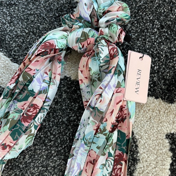 Review Floral Bow Scrunchie - BNWT - Picture 5 of 5